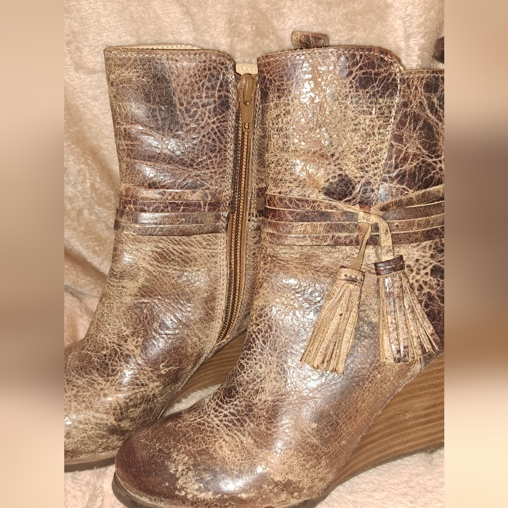 Ladies Diba True Barn Storm Wedge Bootie Distressed Leather Raw Ankle Booties 6